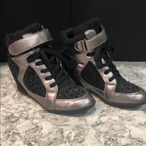 Silver and black Gym Shoe Wedge